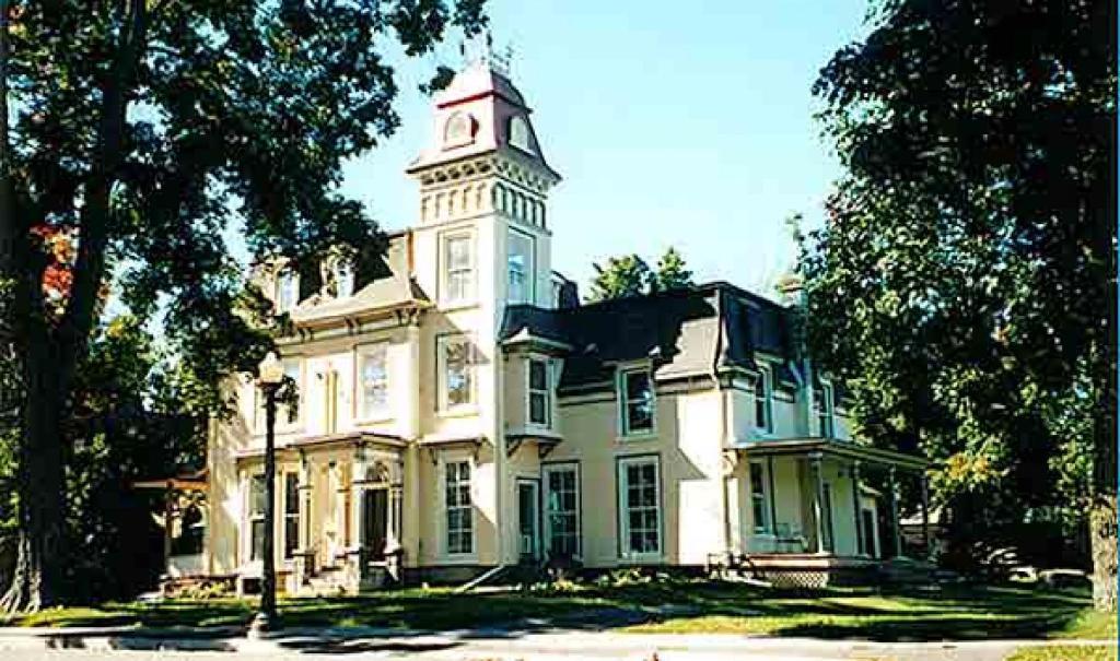 Absolute 1000 Islands Monthly Suites Gananoque Exterior foto